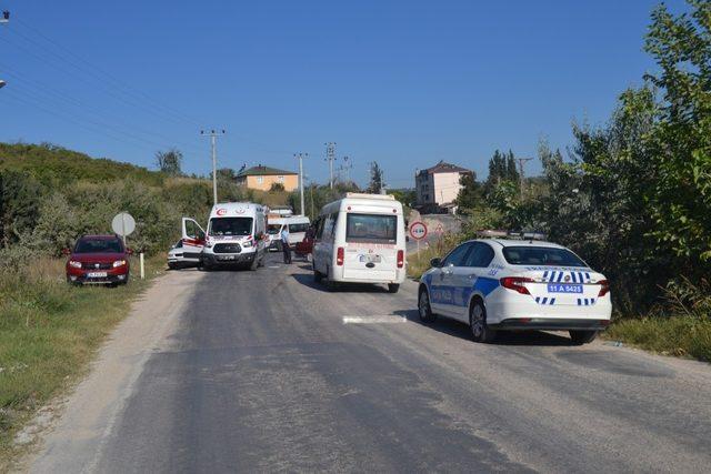 Bilecik’te otomobil ile minibüs kafa kafaya çarpıştı: 2 yaralı