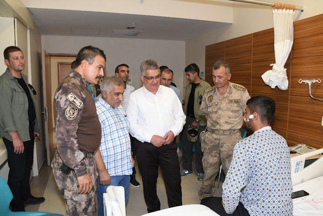 Pençe 2 harekatında yaralanan asker hastanede ziyaret edildi 1