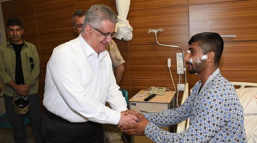 Pençe 2 harekatında yaralanan asker hastanede ziyaret edildi