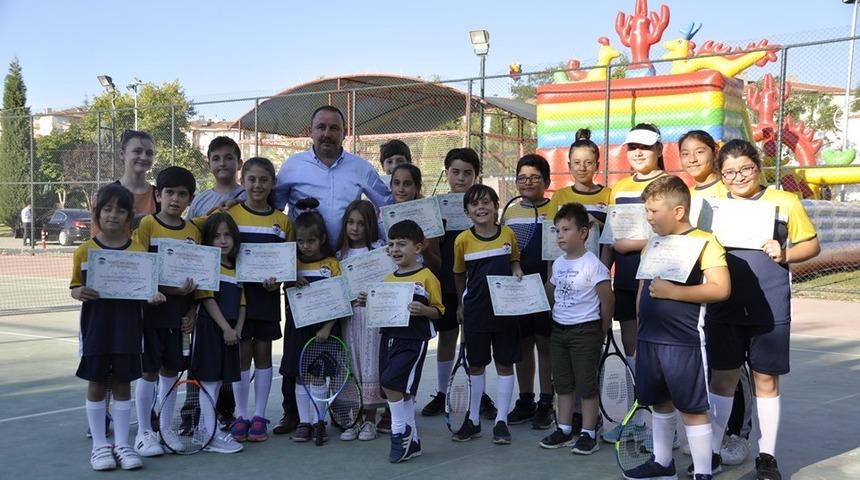 Yaz Spor Okulları &ouml;ğrencileri sertifikalarını aldı