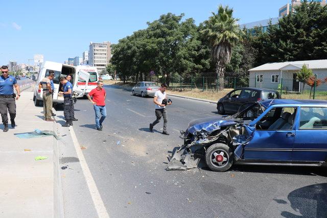 Ataşehir'de otomobil minibüse çarptı; 1 yaralı