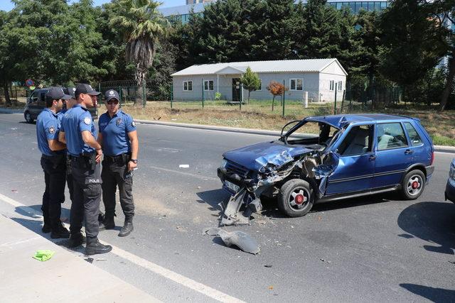 Ataşehir'de otomobil minibüse çarptı; 1 yaralı