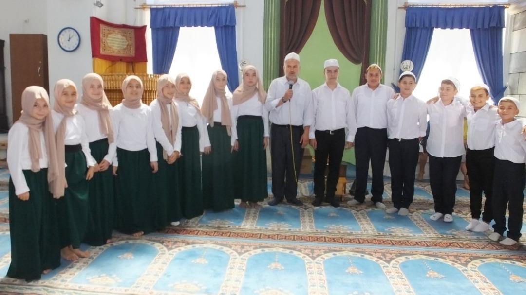 Burhaniye&rsquo;de hatim eden &ccedil;ocuklara hediye yağmuru