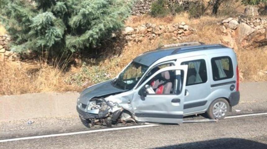 Otomobil ile hafif ticari ara&ccedil; &ccedil;arpıştı