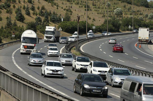 Anadolu Otoyolu'nda araç yoğunluğu