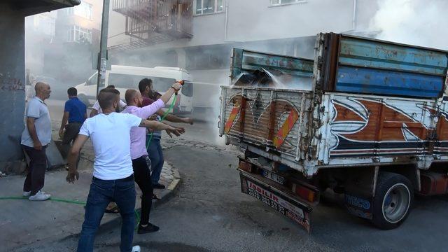 Karton yüklü kamyonette çıkan yangın paniğe neden oldu