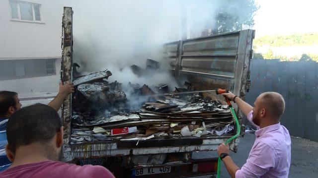 Karton yüklü kamyonette çıkan yangın paniğe neden oldu