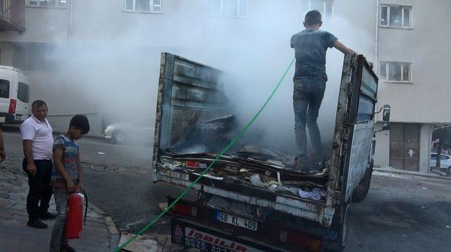 Karton yüklü kamyonette çıkan yangın paniğe neden oldu