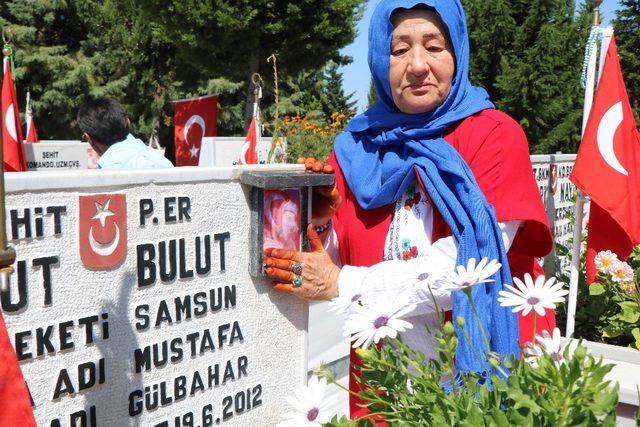 Şehit annesinden yürek burkan mezarlık ziyareti