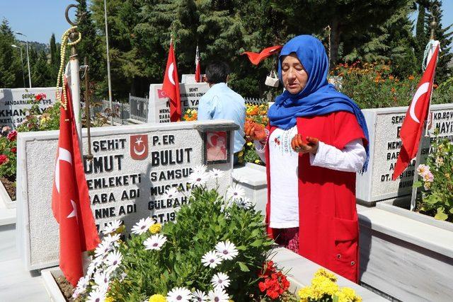 Şehit annesinden yürek burkan mezarlık ziyareti