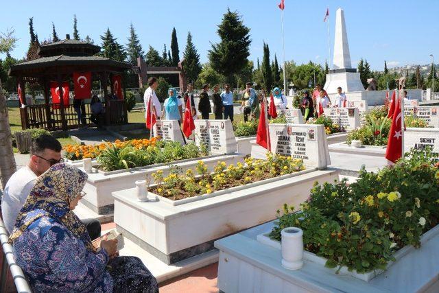 Şehit annesinden yürek burkan mezarlık ziyareti