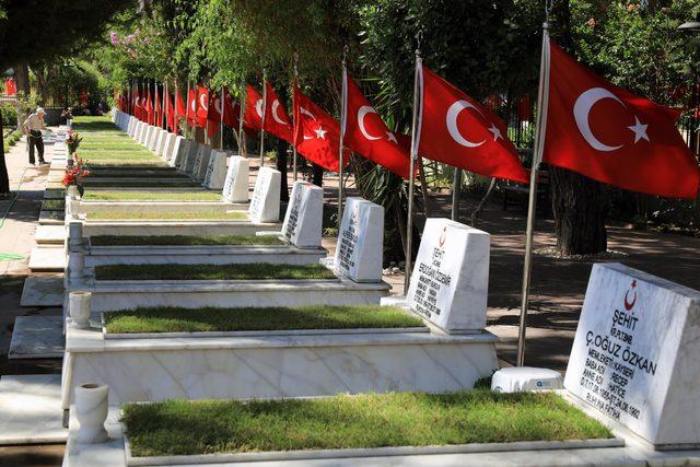 Antalya'da şehitlik ve mezarlıklarda bayram yoğunluğu