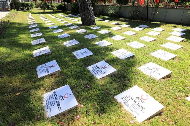 Antalya'da şehitlik ve mezarlıklarda bayram yoğunluğu