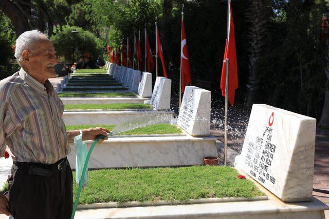 Antalya'da şehitlik ve mezarlıklarda bayram yoğunluğu