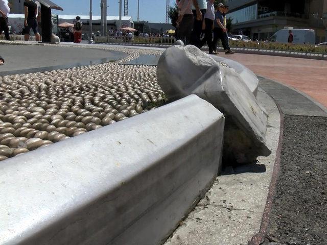 Polisten kaçan araç Taksim'deki Cumhuriyet Anıtı'na çarpıyordu; O anlar kamerada