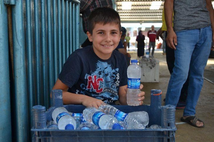11 yaşındaki çocuk hayvan pazarında su satarak bayramlıklarına alacak