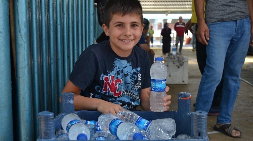 11 yaşındaki &ccedil;ocuk hayvan pazarında su satarak bayramlıklarına alacak