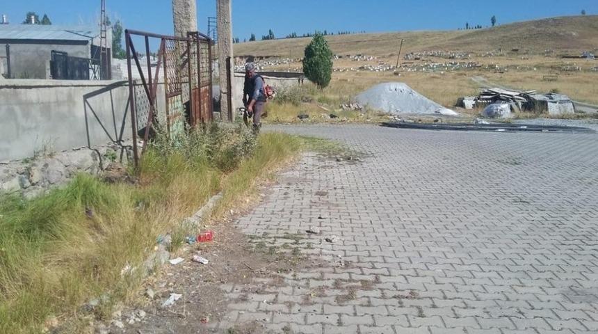 &Ccedil;aldıran&rsquo;da bayram &ouml;ncesi mezarlık temizliği