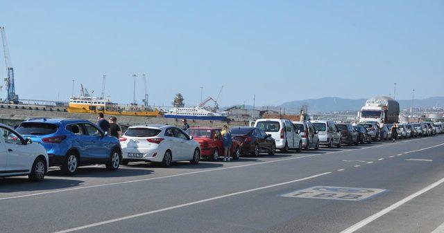 Tekirdağ'daki feribot iskelesinde araç kuyruğu