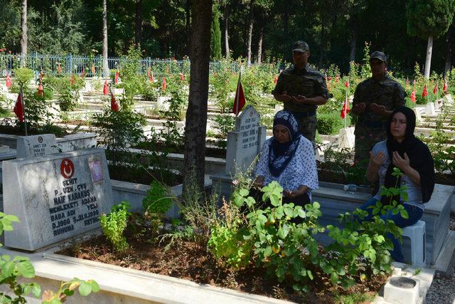 Şehit eşinin kabri başında dua etti