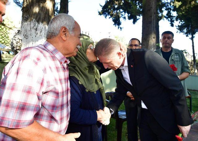 Vali Gül’den şehitlik ve huzurevi ziyareti