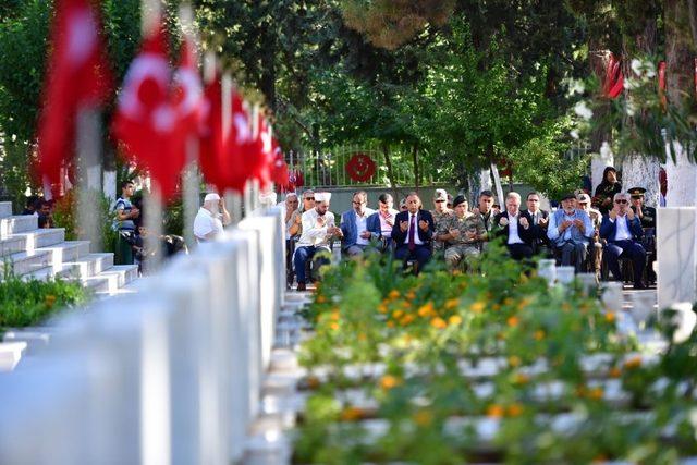 Vali Gül’den şehitlik ve huzurevi ziyareti