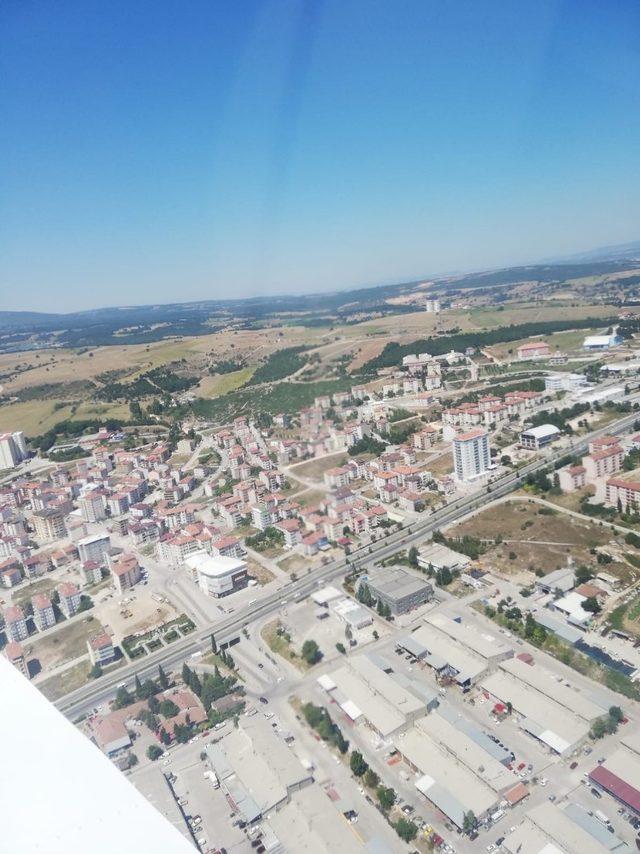 Bilecikli genç pilot adayı bayram mesajını havada verdi