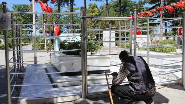 Şehit Halisdemir'in kabrine ziyaretçi akını