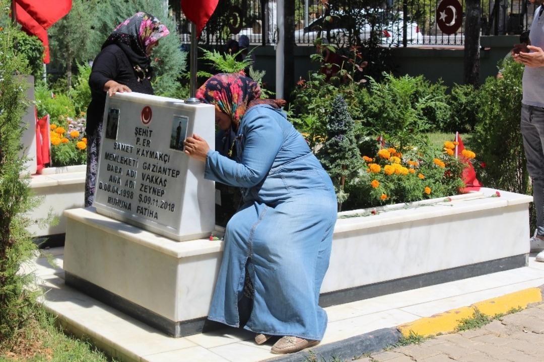 Şehit yakınları ve vatandaşlar arefe g&uuml;n&uuml; mezarlıklara akın etti