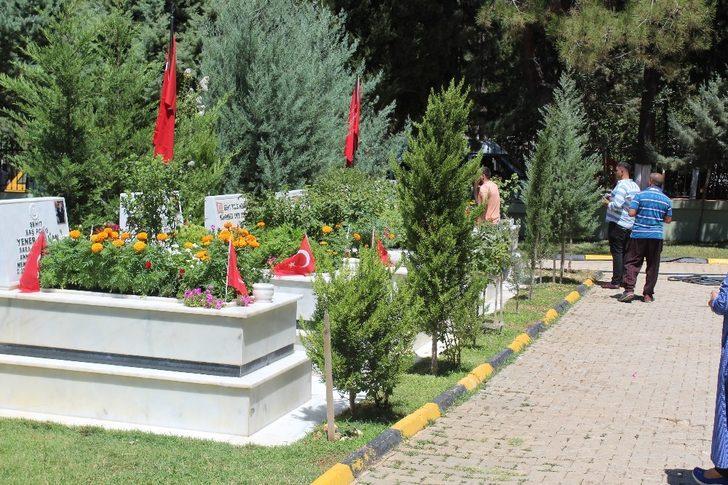 Şehit yakınları ve vatandaşlar arefe günü mezarlıklara akın etti G2