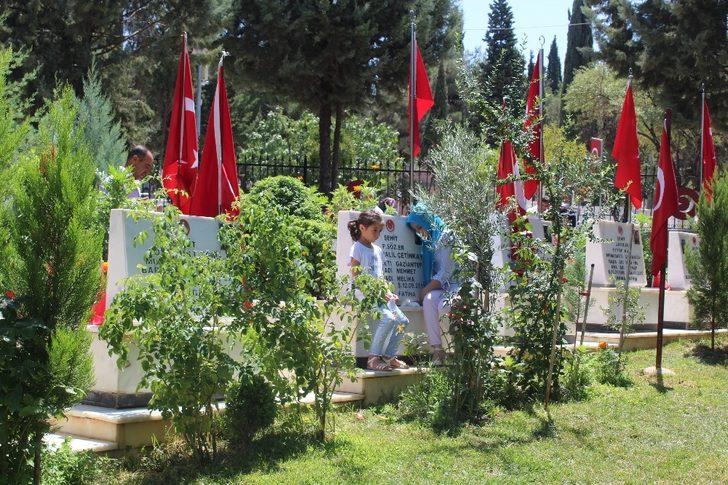 Şehit yakınları ve vatandaşlar arefe günü mezarlıklara akın etti G3