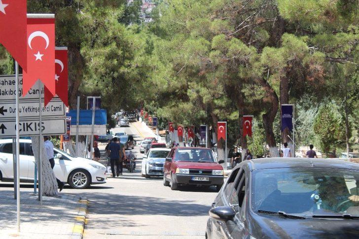 Şehit yakınları ve vatandaşlar arefe günü mezarlıklara akın etti G5