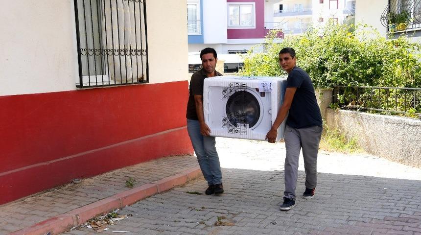 Mersin B&uuml;y&uuml;kşehir&rsquo;den yangında evleri zarar g&ouml;ren ailelere beyaz eşya yardımı