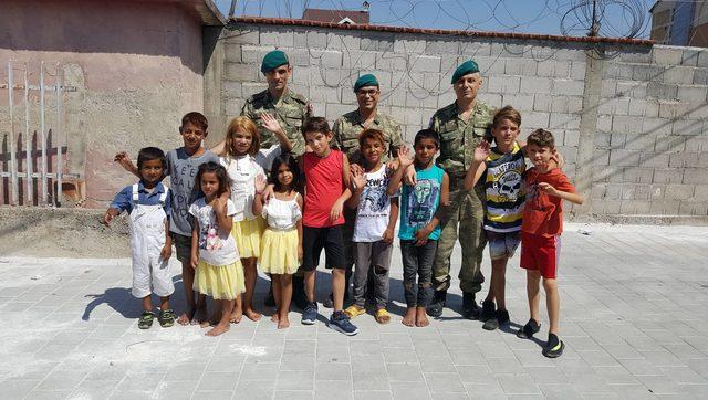 Türk askeri, Kosovalı çocukların yüzünü ‘bayramlık’ ile güldürdü