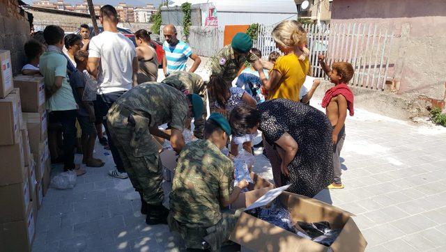 Türk askeri, Kosovalı çocukların yüzünü ‘bayramlık’ ile güldürdü