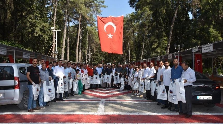 Mezarlıkta temizlik yapıp bayramlaştılar