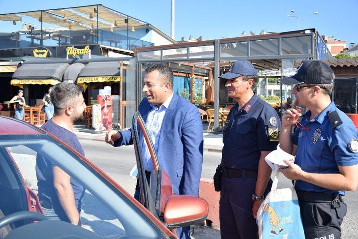 Kilometrelerce kuyruk var trafik ekipleri rahatlatmaya çalışıyor G1