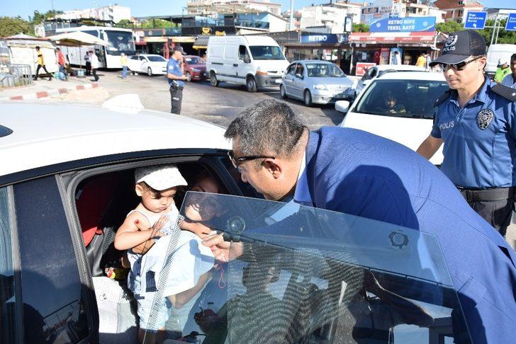 Kilometrelerce kuyruk var trafik ekipleri rahatlatmaya çalışıyor G3