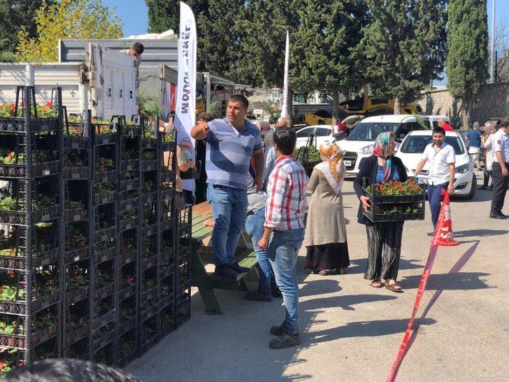 Mezarlık ziyaretçilerine ücretsiz fidan ve çiçek G2