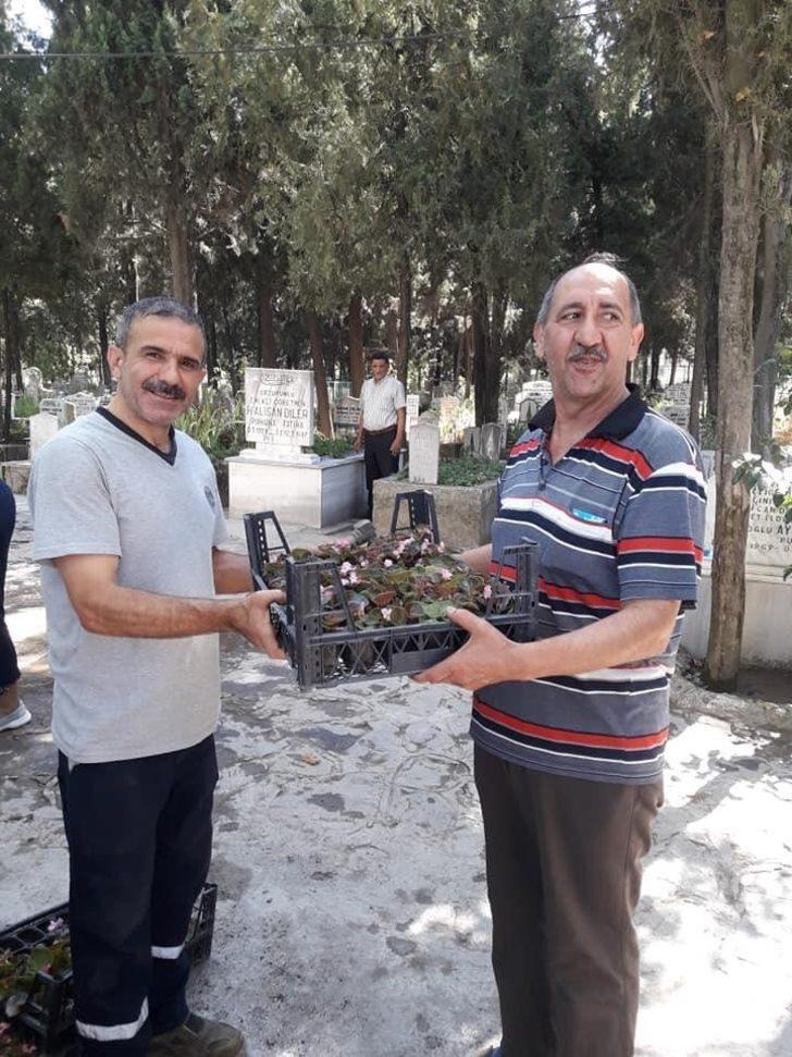 Mezarlık ziyaretçilerine ücretsiz fidan ve çiçek G5
