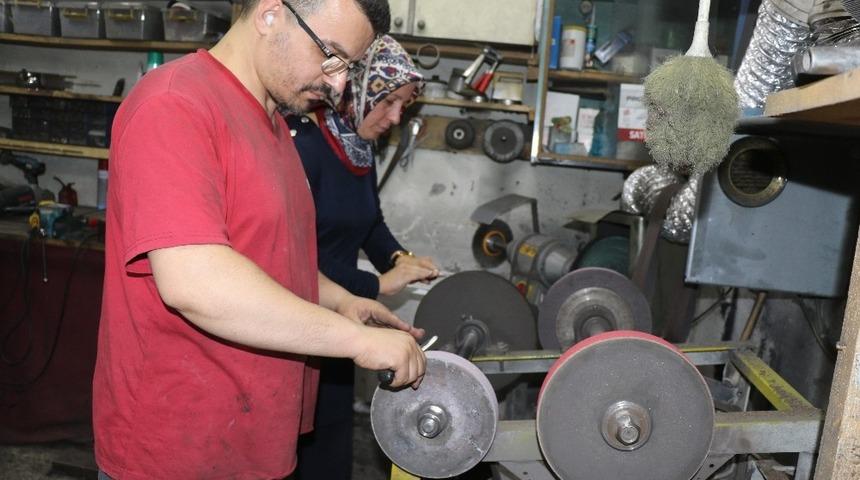 Bı&ccedil;ak bileyicilerinin yorucu mesaisi s&uuml;r&uuml;yor