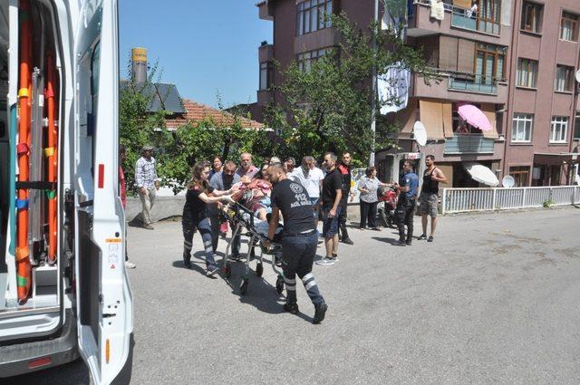 Baba-oğlu bıçaklayan zanlıyı komşuları yakalayarak polise teslim etti