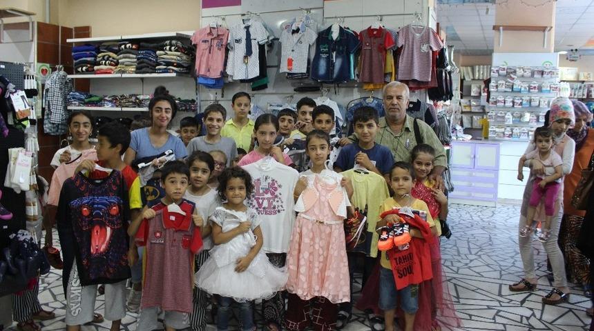 Hayırsever vatandaştan 120 yetim &ccedil;ocuğa bayramlık