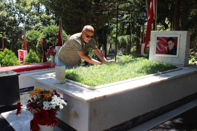 Şehit mezarlıklarında buruk bayram