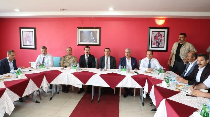 Vali &Ouml;ks&uuml;z, Karakurt&rsquo;ta k&ouml;yl&uuml;lerle bir araya geldi