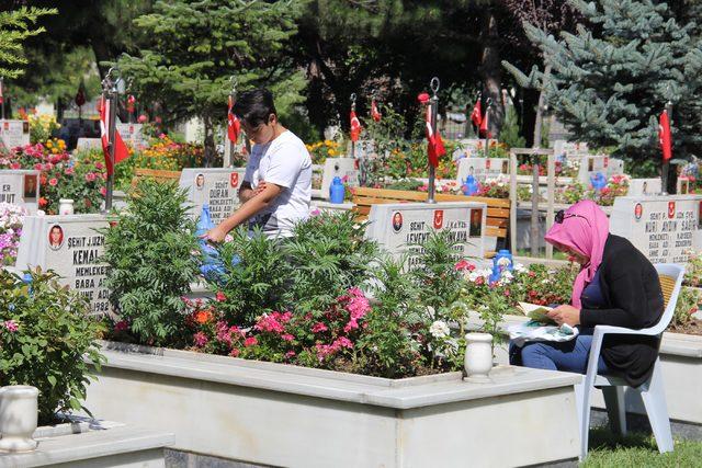 Kayseri'de arife günü şehitlik doldu