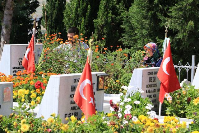 Şehitlerinin mezarı başında dua ettiler