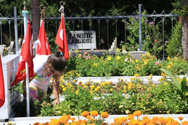 Şehitlerinin mezarı başında dua ettiler