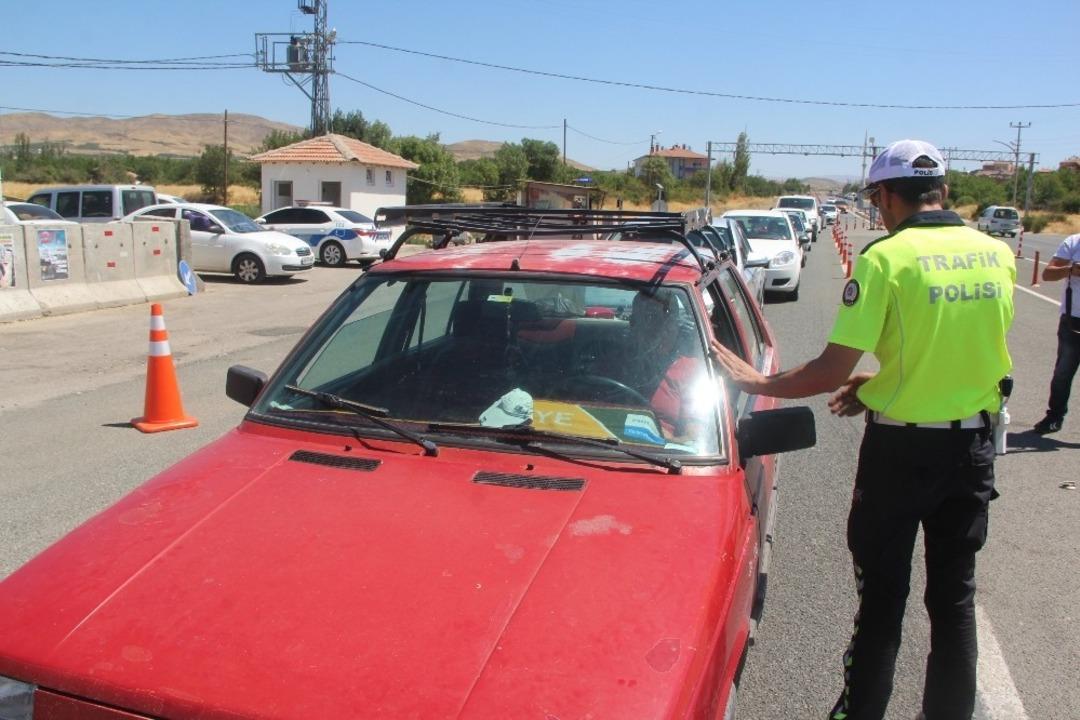 Vali Baruş trafik denetimine katılarak s&uuml;r&uuml;c&uuml;leri uyardı