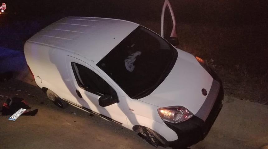 G&ouml;&ccedil;menleri taşıyan ara&ccedil; su kanalına d&uuml;şt&uuml;, 10 yaralı